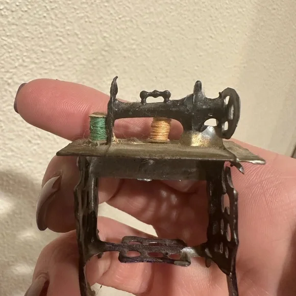 Antique sewing machine /table Knick knack collectible - Picture 4 of 5